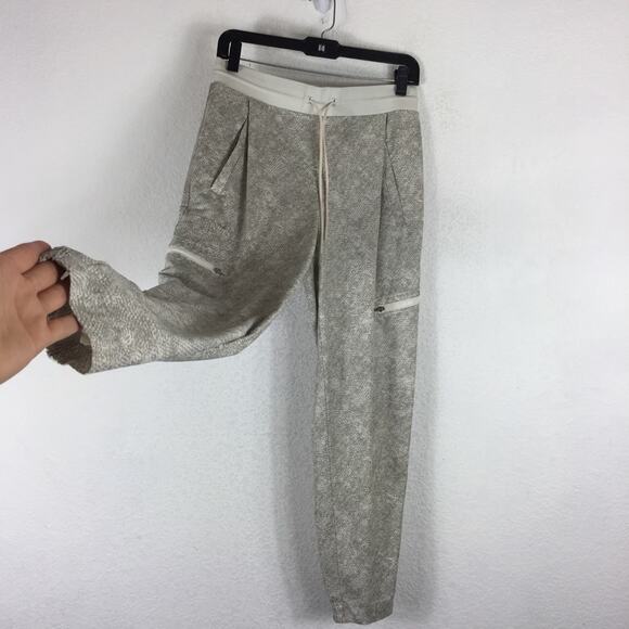 Athleta Venture Joggers Size 4 Printed Pant Viper Grey Workout Stretch Comfy - Picture 13 of 16